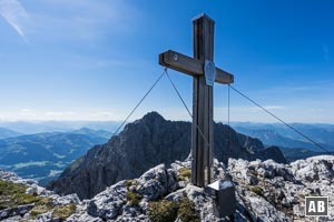 Das Gipfelkreuz der Hinteren Karlspitze mit der Ellmauer Halt im Hintergrund