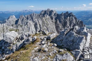 Blick auf den Ostkaiser mit der dominanten Ackerlspitze