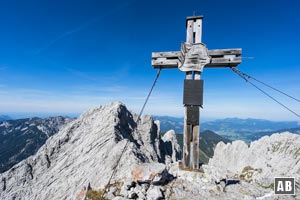 Das Gipfelkreuz der Vorderen Karlspitze mit der Hinteren Karlspitze im Hintergrund