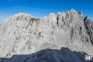 Blick zurück auf das Ellmauer Tor (Bildmitte unten im Schatten) und auf die Westflanke der Vorderen und Hinteren Goinger Halt