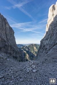 Mit zunehmender Höhe legt sich das Gelände in der Steinernen Rinne zurück und der Untergrund wird geröllig