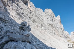 Die Traversierung des zweiten Geröllfeldes markiert durch einen Steinmann