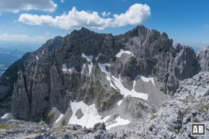 Die Karlspitzen mit der Aufstiegroute vom Ellmauer Tor