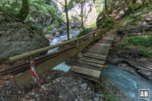 Über eine marode Brücke müssen wir den Traufbach überqueren