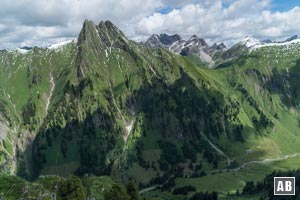 Höfats und Dietersbachtal mit der Dietersbachalpe (ganz klein zu erkennen)