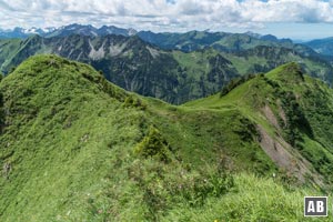 Blick auf den Nordwestrücken über den der Abstieg verläuft