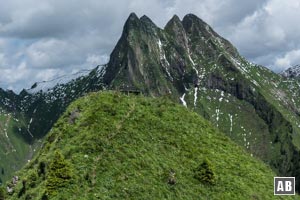 Die Gipfelkuppe des Kegelkopf mit Sitzbank vor der Höfats