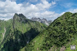 Die Höfats und der Gipfel des Kegelkopf (rechts)