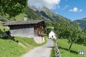 Altes Bauernhaus in Gerstruben mit der Höfats im Hintergrund