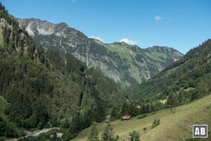 Blick auf die Vordere Traufbergalpe und den Himmelschrofenzug