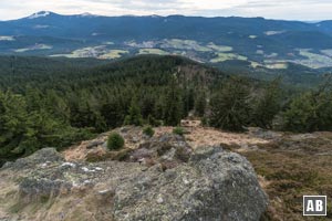 Tiefblick aus dem Südgrat auf den Lamer Winkel. Links der Große Arber.