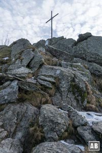 Abstieg über den Normalweg des Kleinen Osser auf der anderen Seite des Gipfels