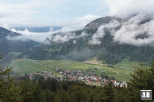 Blick vom Anstieg zum Gimpelhaus auf Nesselwängle