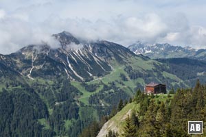 Blick von der Tannheimer Hütte auf das Gimpelhaus