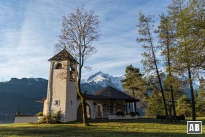 Die sehenswerte Kriegergedächtniskapelle wenige Meter abseites des Kramerplateauweges