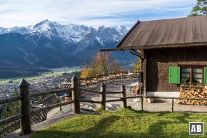 Die aussichtsreiche Martinshütte vor dem Wettersteingebirge