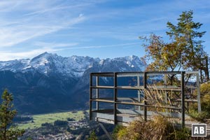 Eine Aussichtskanzel bietet fantastischen Blick auf die Nordseite der Zugspitze