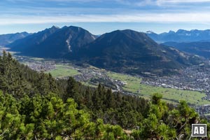 Blick auf den Wank, das Estergebirge und ins Loisachtal