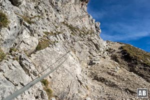 Der im Gipfelbereich drahtseilgesicherte Abstieg in Richtung Stepbergalm