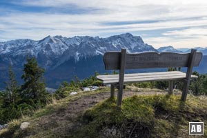 Aussichtsreich führt der Steig über den Gipfelrücken zur Stepbergalm. Im Hintergrund die Zugspitze.