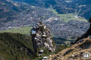 Blick aus dem Kramersteig auf einen kreuzgeschmückten Felszahn unterhalb des Weges