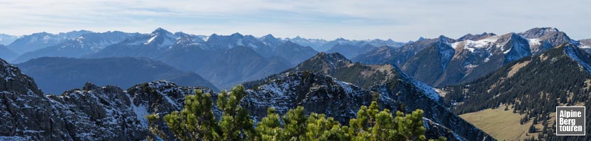 Panorama vom Gipfel auf die Ammergauer Alpen