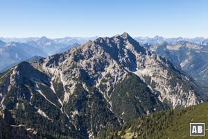 Die Geierköpfe sind im Aufstieg zur Kreuzspitze allgegenwärtig