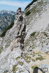 ...zu einem markanten Turm, rechts davon hinab in eine Mulde...