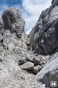 Rechts öffnet sich eine breite Rinne über die die alte Route verlief - wegen aktuem Steinschlag aber aufgegeben wurde