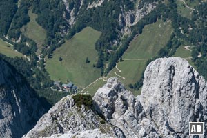 Tiefblick vom Gipfel auf die Griesner Alm