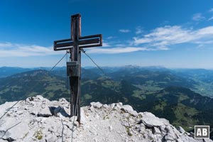 Der Gipfel des Lärcheck (Wilder Kaiser) - mit Blick auf die Loferer und Leoganger Steinberge