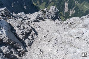 Rückblick vom Gipfelkreuz auf die finale Passage