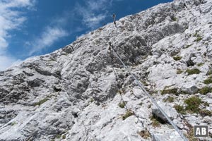 Der nachfolgende Ausstieg aus der Sicherung ist nicht leichter. Oberhalb dieser Stelle endet das Seil - auf einer lieblichen Wiese.