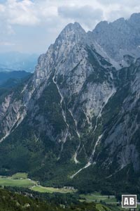 Der Aufstieg im Überblick: Durch die Latschengasse (Bildmitte unten nach rechts oben zum Bildrand) empor, anschließend über den Geröllhang nach links oben zum Felseinstieg