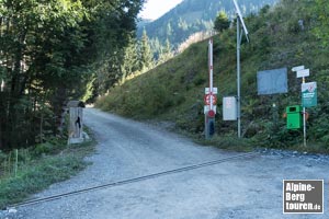 Am Ende der Parkfläche vor dem Bergheim Moser durch die Schranke...