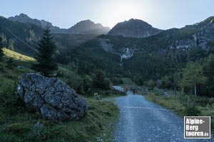 An der Inneren Wiesalpe vollzieht die Bahn einen scharfen Rechtsknick zieht kerzengerade in Richtung Talende