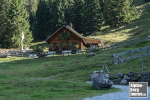 Im Verlauf knickt die Schotterbahn links in Richtung Fluchtalpe ab