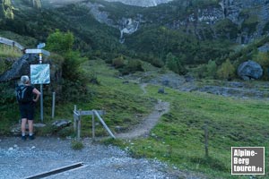 Am Knick fädeln wir für den Liechelkopf geradeaus in den ausgewiesenen Pfad Richtung Mindelheimer Hütte ein