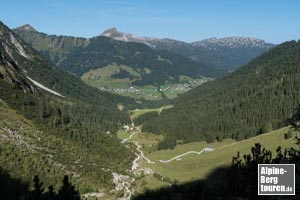 Rückblick aus der Felsstufe ins Wildental. Im Hintergrund die schiefe Platte des Hohen Ifen.