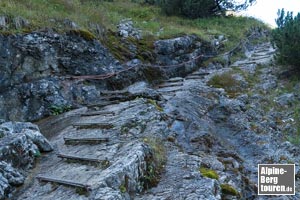 Oberhalb des Wasserfalls ist eine plattige Felspassage mit einigen stählernen Tritthilfen und einem Seil entschärft