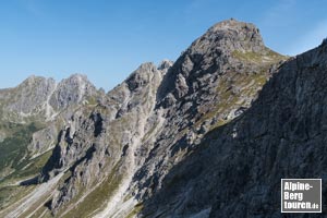 Blick aus dem Felssteig auf die Schafalpenköpfe (rechts) und die Hammerspitzen (links)