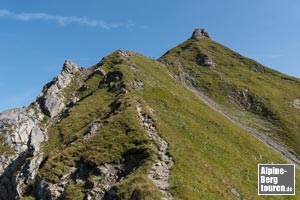 An der Kemptner Scharte kann nach links der Kemptner Kopf mit wenig Zusatzaufwand mitgenommen werden