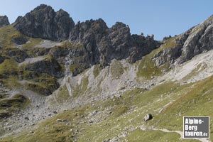 Jenseits der Hütte in den ausgewiesenen Weg Richtung Widdersteinhütte einfädeln