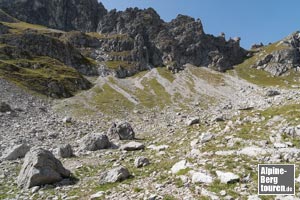 Hinter dem Angererkopf öffnet sich das Kar Wilder Gund. Hier wird der offizielle Weg verlassen und weglos (rot gestrichelt) mittels vorhandener Spur (durchgehend rot) zu einer Scharte vorgerückt