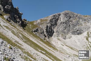 In der Spur durch das Geröll entlang des Felssockels in Richtung Scharte (links). Rechts der Liechelkopf.