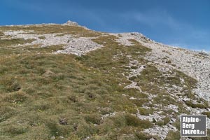 Der Anstieg über die eingelagerten Grasinseln gestaltet sich bequemer als die Spur durch das Geröll