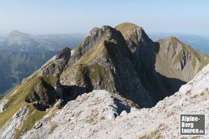 Blick vom Gipfel auf den Grat zum Zwölferkopf