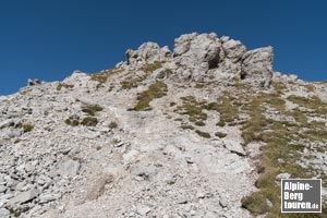 Dem Gipfelfelsen wird zunächst linkerhand ausgewichen