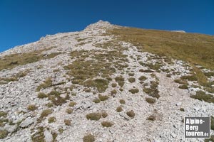 Am höchsten Punkt der Gipfelrampe ist bereits der Gipfelfelsen zu erkennen