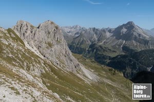 Ausblick von der Scharte auf den Angererkopf (links) und zum Biberkopf (rechts)